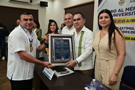 Entregan Est Mulos Y Premios A Deportistas Y Entrenadores Destacados En