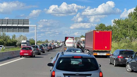 A1 Zwischen Remscheid Und Wermelskirchen Nach Lkw Unfall Stundenlang