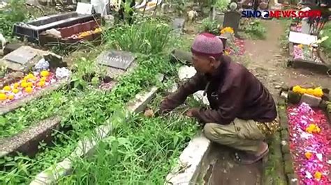 Warga Muslim Di Gianyar Bali Laksanakan Ziarah Kubur Di Lebaran Pertama