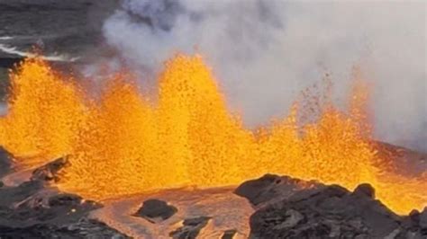 Mauna Loa volcano continues spectacular eruption in Hawaii | Sky News