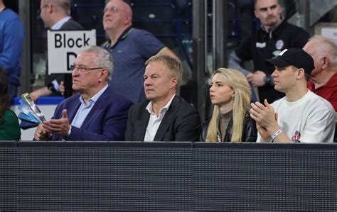 Manuel Neuer Mit Freundin Anika Beim Handball Nebendran Sitzen