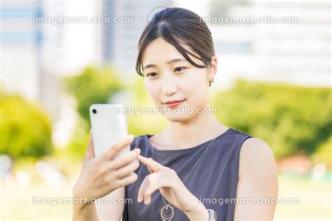 スマートフォンを使う若い日本人女性 （人物）の写真素材 [203258432] イメージマート