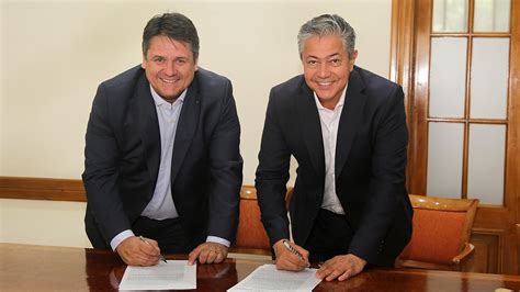 Neuquén Rolando Figueroa y Mariano Gaido firmaron convenios