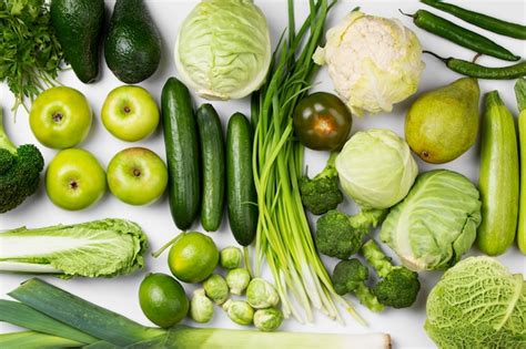 Vista superior de frutas e legumes verdes Foto Grátis