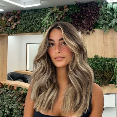 Blonde Dimensionale Barely There Balayage Auf Dunklem Haar Spitzenfront