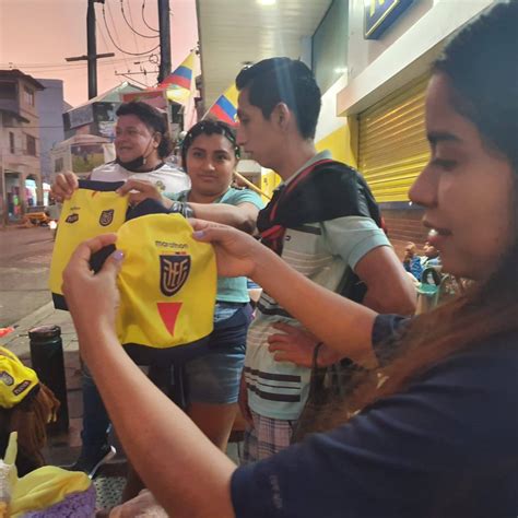 En La Bah A De Guayaquil Se Agotaron Tallas De Camisetas De La Tricolor