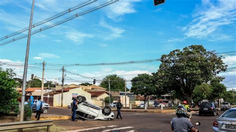 Mobi Capota Ap S Batida Em Cruzamento No Centro De Campo Grande