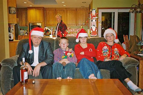 20 Hilariously Awkward Family Christmas Photos