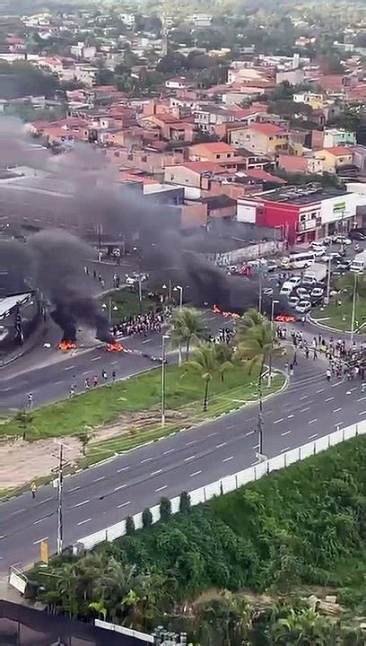 Grupo faz protesto e interdita dois sentidos da Estrada do Coco Vídeo