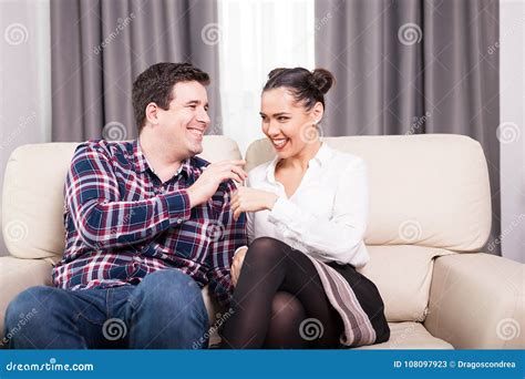 Couples Riants Se Trouvant Sur Le Divan Image Stock Image Du Vivre