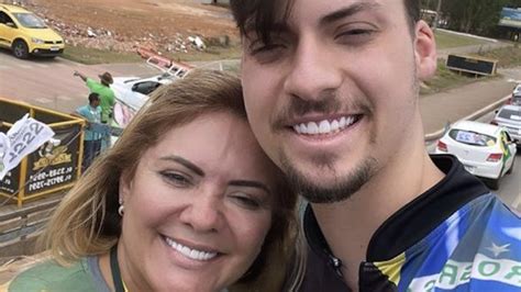 Jair Renan rebate Michelle e defende que mãe use nome Bolsonaro