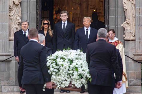 Melania, Barron et Donald Trump réunis pour un dernier hommage à