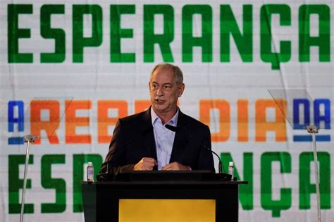 Ciro Gomes lança pré candidatura à Presidência e faz ataques a