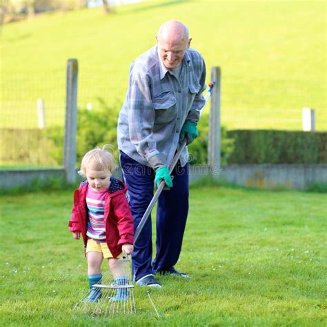 Grand P Re Et Petit Enfant Travaillant Dans Le Jardin Photo Stock