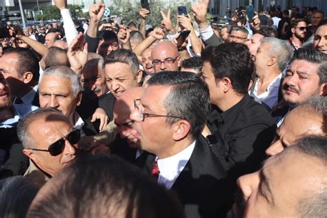 CHP lideri Özgür Özel i İzmir de coşkulu bir kalabalık karşıladı