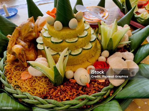 Nasi Tumpeng Nasi Kuning Dalam Bentuk Kerucut Hidangan Nasi Indonesia Yang Meriah Dengan Lauk