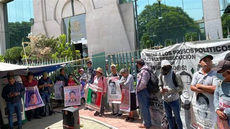 Caso Ayotzinapa Madres Y Padres De Estudiantes Se Manifiestan Afuera