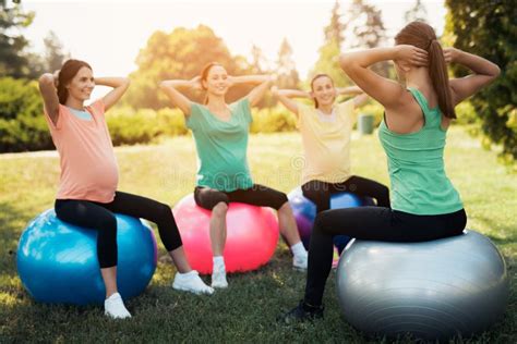 Tre Ragazze Incinte Che Posano In Un Parco Con Le Stuoie Di Yoga A