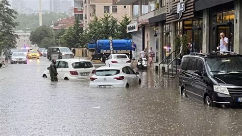 Istanbul Pluies Et Inondations Font Deux Morts