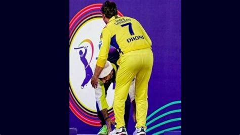 Arijit Singh Touches Ms Dhonis Feet During Ipl 2023 Opening Ceremony