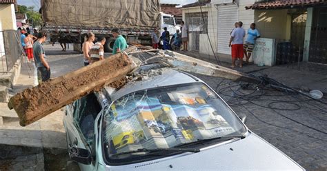 G1 Caminhão derruba postes tentando fugir de congestionamento na PB