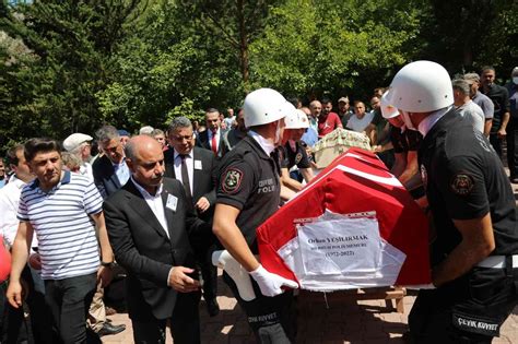 Trafik kazasında vefat eden polis memuru ve eşinin cenazeleri Artvinde