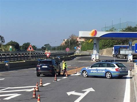 Controlli E Posti Di Blocco Della Polizia In Autostrada Controllate