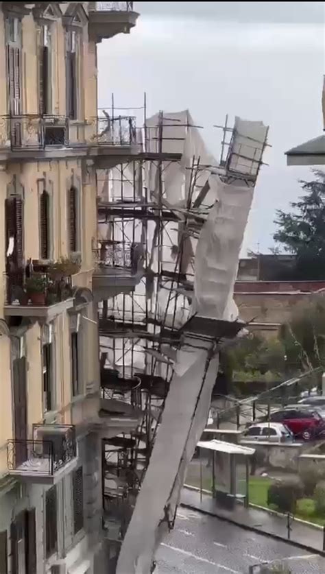 Napoli Maltempo Crolla Un Impalcatura In Via Aniello Falcone Il Video