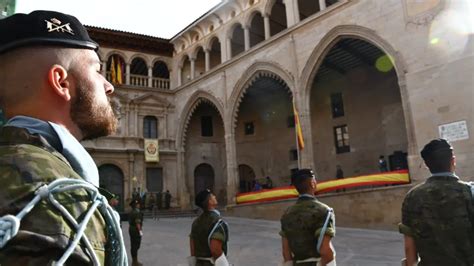 Un Arriado De Bandera En Alca Iz Conmemora La D Cada De Reinado De