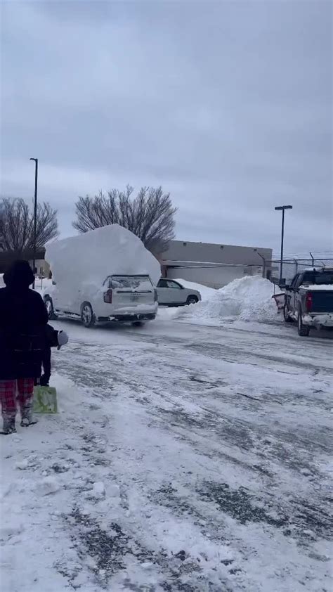 Bills Players Dig Cars Out of Deep Snow Upon Return to Buffalo - Yahoo ...