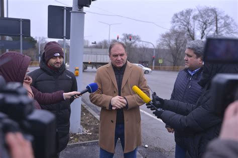 FOTO Primele semafoare inteligente din Chișinău au fost date în