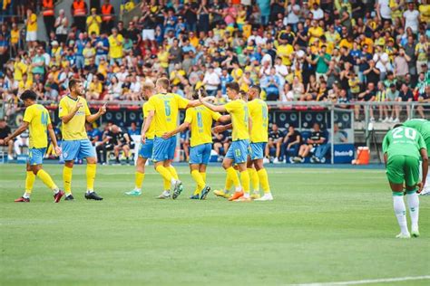 遠藤渓太さんのインスタグラム写真 遠藤渓太instagram「erste Spiel In Heim Stadion 🟡🔵