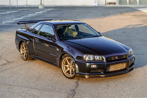 This Nissan Skyline Gt R V Spec Reached A Dubious Bid Of K