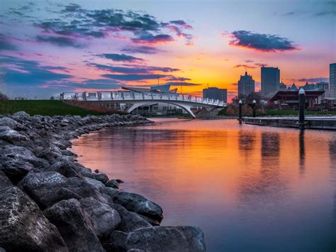 Milwaukee Wisconsin Sunset Cityscape Sunset Skyline Wall Etsy