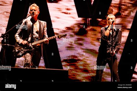 Martin Gore Und Dave Gahan Von Der Britischen Band Depeche Mode Treten