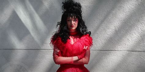 Beetlejuice Cosplayer Is Frighteningly Perfect in Lydia Deetz's Red ...