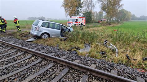 Kollision an Bahnübergang Zug schleudert Auto neben Gleise NDR