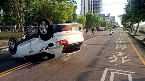 台中對撞車禍！「瑞典坦克」當街四輪朝天大翻車 車頭整塊掉落 社會 三立新聞網 Setncom