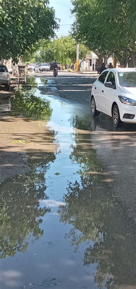 Vecinos Reclaman Por Una P Rdida De Agua En La Calle Que Lleva M S De