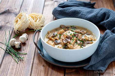 Zuppa Di Pollo Cremosa Con Funghi E Latte Di Cocco Pelle Di Pollo