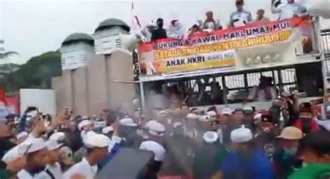 Vidio Viral Pembakaran Bendera PKI Dan PDI Perjuangan Menyebar Di Grup