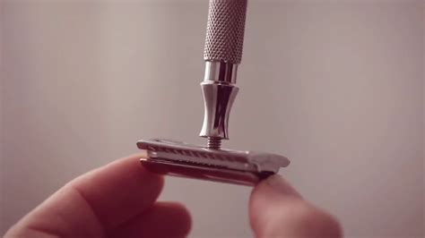 Menrock How To Put A Blade In A Double Edged Razor Youtube