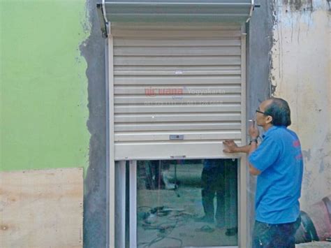 Pemasangan Pintu Rolling Door One Sheet Full Perforated Di Jalan Kebun