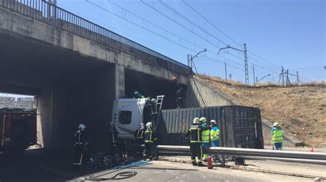 Muere Un Camionero En La M 21 Al Chocar Contra El Pilar De Un Puente