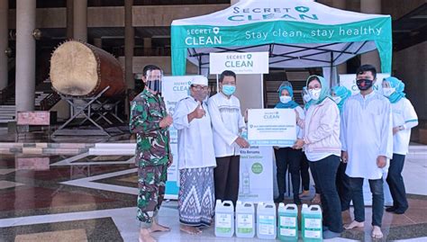 Tim Secret Clean Semprotkan Disinfektan Di Masjid Islamic Center