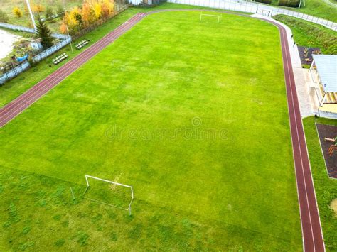 Exibi O A Rea De Um Est Dio Desportivo Pistas Vermelhas E Campo De