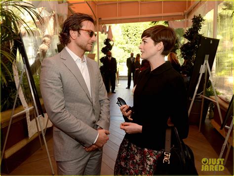 anne hathaway afi awards  red carpet photo  anne
