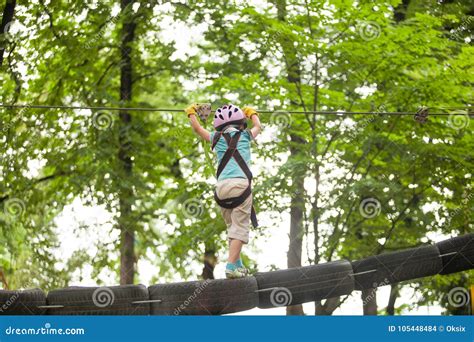 Le Parcours Du Combattant En Parc D Aventure Photo Stock Image Du