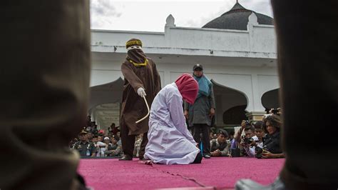 Malasia Las Mujeres Que Fueron Azotadas Frente A Más De 100 Personas Por Intentar Mantener