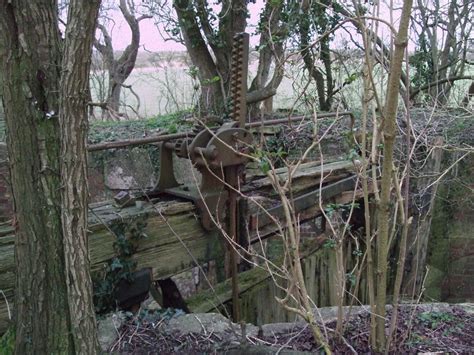 Winding Gear Disused Thames And Severn Vieve Forward Cc By Sa 2 0